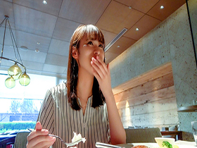 飲食大手事務で働く美脚OLセフレゆうちゃんは寝取らせ遊びを断れない　青空優　サンプル画像09